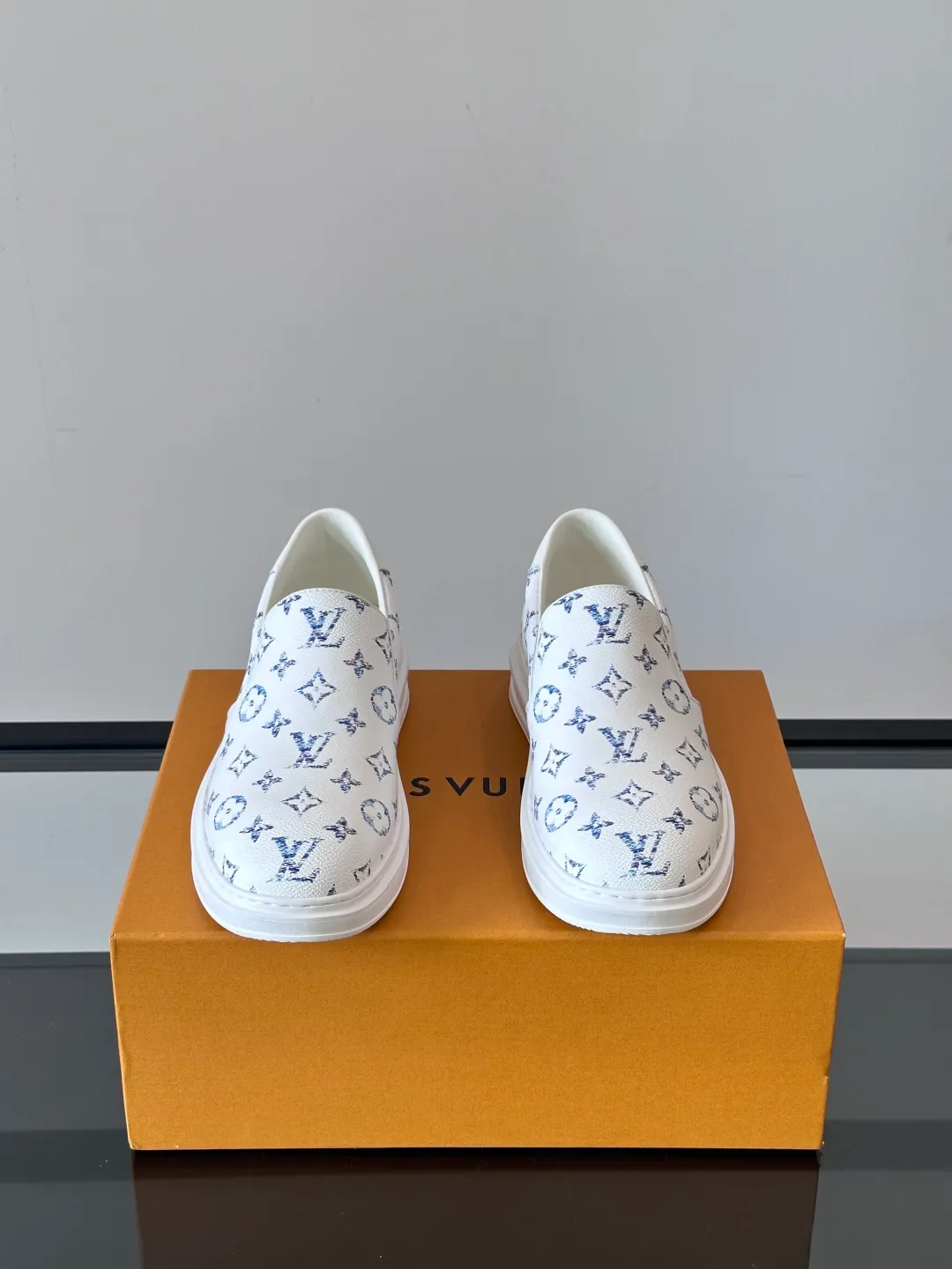 Men's shoes 💰p360 "LOUIS VUITTO＊" Classic presbyopic slip-on loafers are made of classic Damier Gra men's shoes 💰phite canvas, with LV logo embellishment on the shoe body, leather straps decorated with LV metal logo buckles, smooth calf leather trim, and Monogram flower rubber outsole, full of youthful vitality and elegance. Blake craftsmanship and hand-stitched uppers cleverly establish recognition, and the standard sheepskin lining provides a comfortable and soft foot feel! Size: 38-44